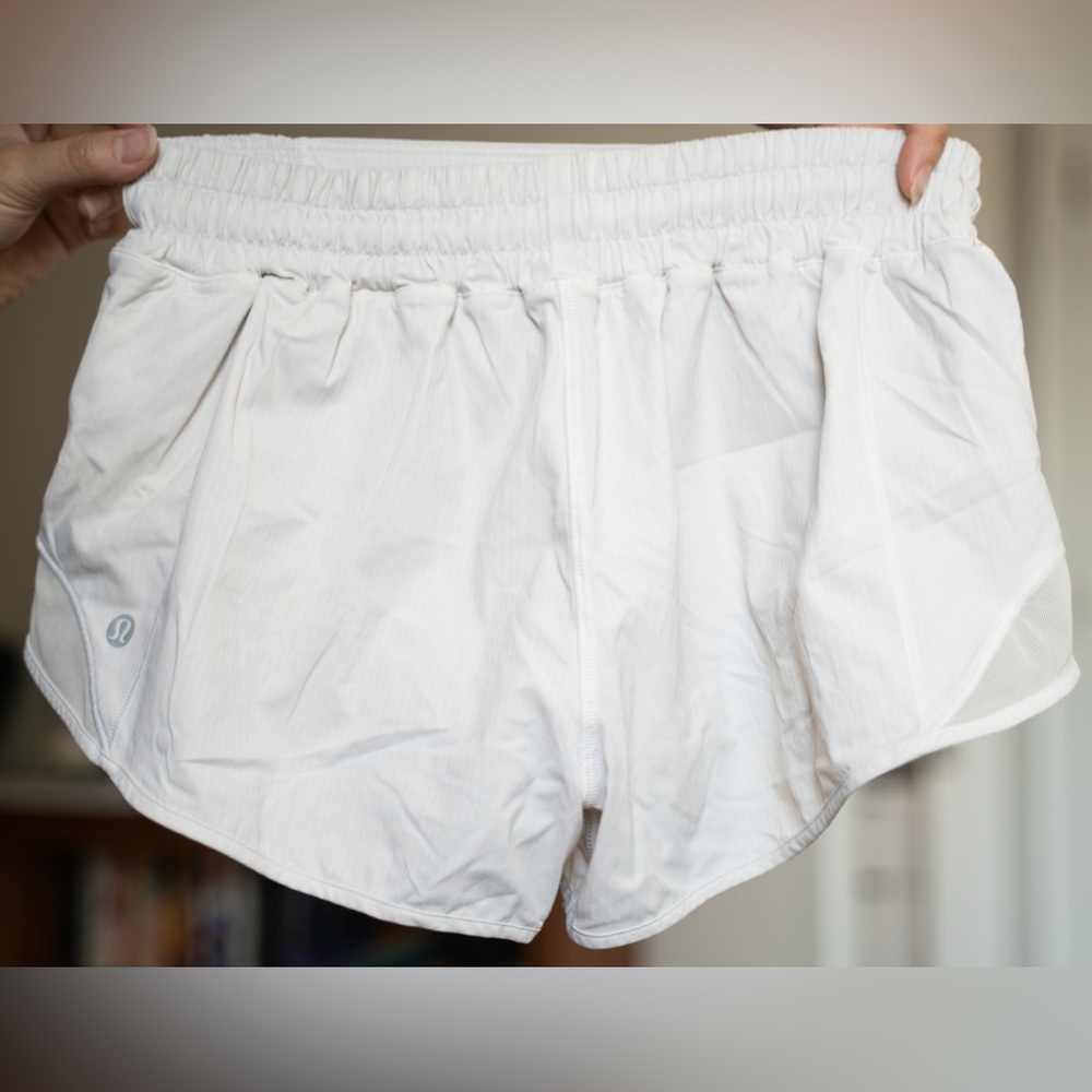 Lululemon Hotty Hot Low-Rise Lined Short 2.5" in size 6, white